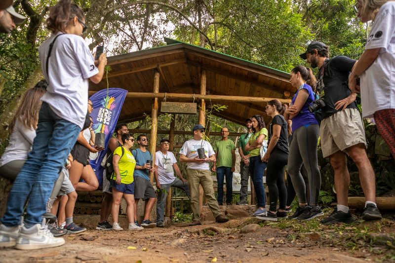 Iniciativa promoverá o plantio de 1.500 mudas nativas em seis cidades de Santa Catarina, com participação de escolas, prefeituras e órgãos ambientais.